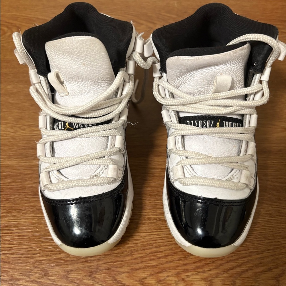 Jordan White and Black Sneakers Iconic High-Top Design